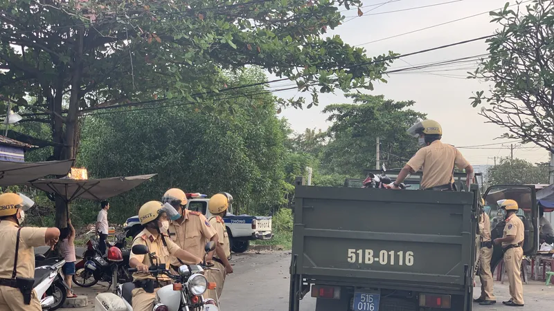 Lực lượng chức năng tại hiện trường. Ảnh: CHÍ THẠCH 