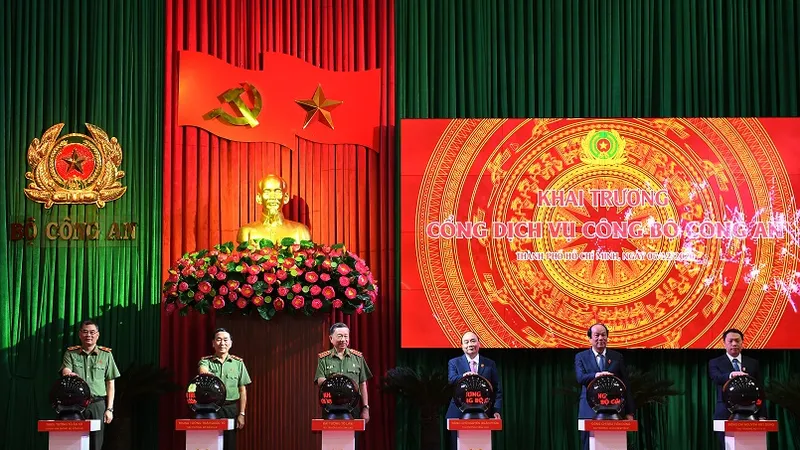 Thủ tướng Chính phủ Nguyễn Xuân Phúc; Bộ trưởng Tô Lâm cùng các đại biểu ấn nút khai trương Cổng dịch vụ công Bộ Công an