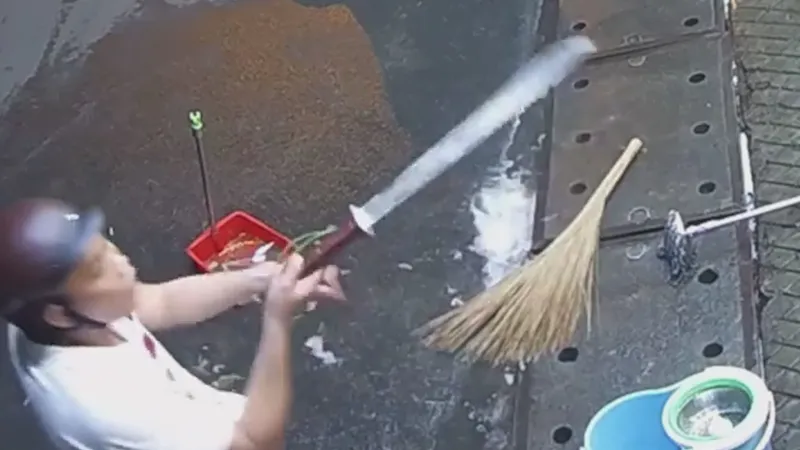Thanh niên đánh bạn gái, doạ chém người can ngăn ở quận Thủ Đức