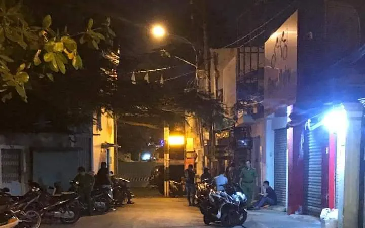 Công an phong toả, khám nghiệm hiện trường. Ảnh: CHÍ THẠCH