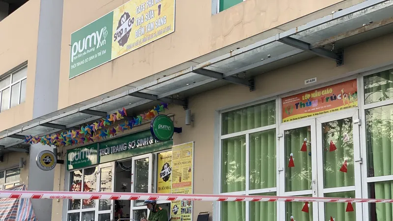 Công an khám nghiệm hiện trường. Ảnh: CHÍ THẠCH 