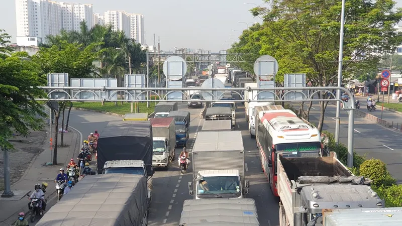 Giao thông trên Quốc lộ 1 ùn ứ kéo dài nhiều km 
