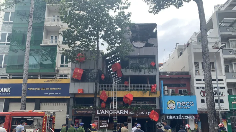 Công an phong toả khám nghiệm hiện trường. Ảnh: CHÍ THẠCH