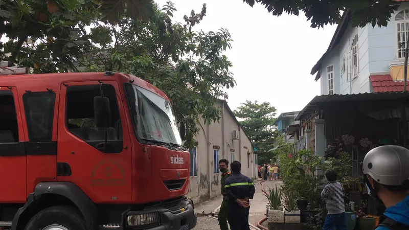 Lực lượng chức năng phong toả con hẻm. Ảnh: CHÂU TRỊNH 