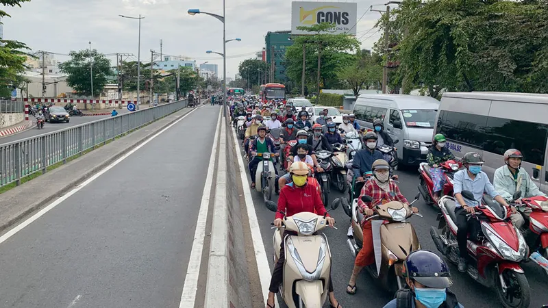 Giao thông ùn ứ kéo dài trên quốc lộ 13 đoạn dưới chân cầu Bình Triệu 1. Ảnh: CHÍ THẠCH 