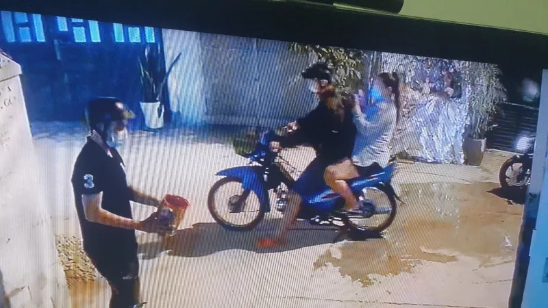 Hình ảnh nhóm đối tượng tạt sơn nhà cụ bà gần 90 tuổi