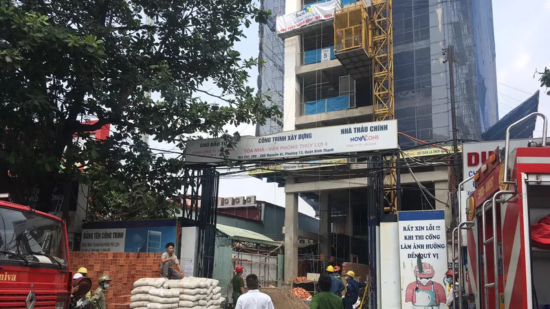 Lực lượng chức năng tại hiện trường. Ảnh: CHÍ THẠCH 