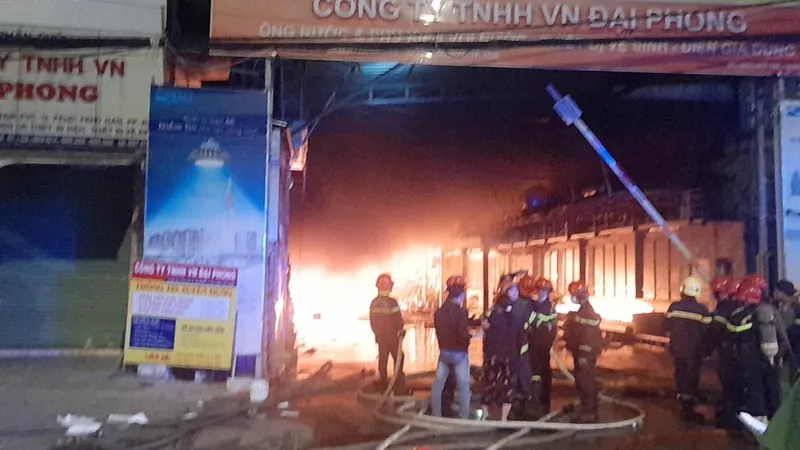 Ngọn lửa bùng cháy dữ dội 