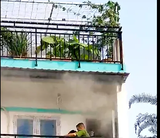 Hình ảnh chiến sĩ cảnh sát PCCC đã cởi đồ bảo hộ của mình cùng mặt nạ chống độc đeo cho cháu bé