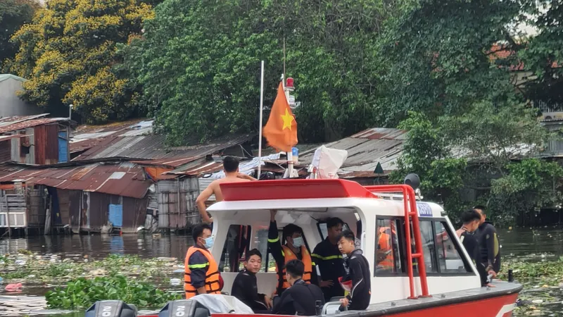 Cảnh sát tìm thi thể nạn nhân