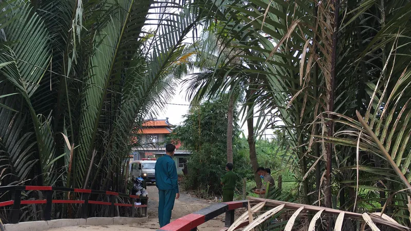 Công an phong tỏa nơi xảy ra vụ án. Ảnh: CHÍ THẠCH 