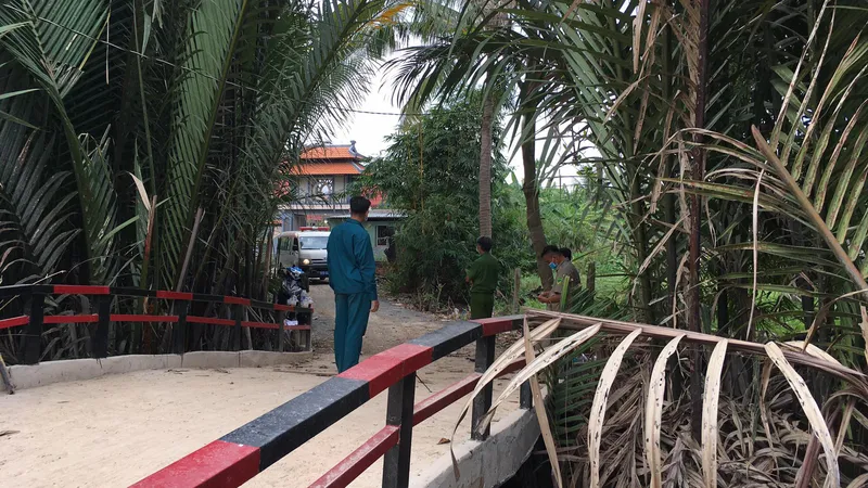 Công an phong tỏa nơi xảy ra vụ án. Ảnh: CHÍ THẠCH 