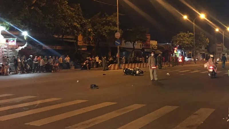 Công an khám nghiệm 1 vụ tai nạn giao thông dẫn tới chết người trước đó. Ảnh: CHÍ THẠCH 