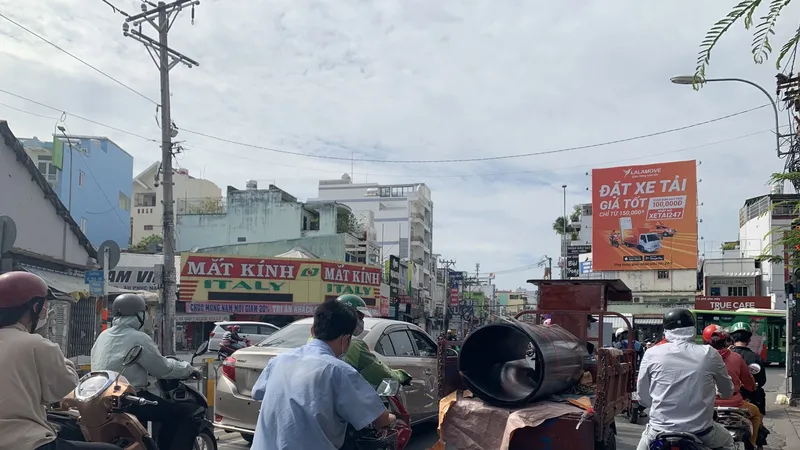 CSGT kiểm tra xử lý xe cũ nát, xe tự chế trên địa bàn. Ảnh: CHÍ THẠCH 