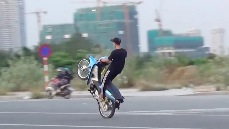 Các "quái xế " bốc bánh xe thể hiện "bản lĩnh", chiều 12-3-2021. Ảnh: CHÍ THẠCH