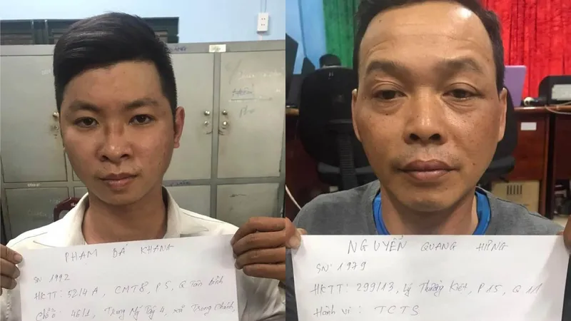 Khanh và Hưng (từ trái qua phải) tại cơ quan công an. Ảnh: CHÍ THẠCH 