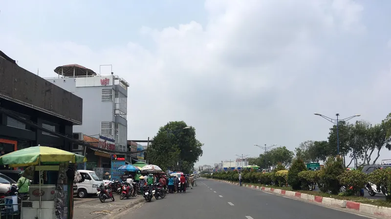 Người dân theo dõi vụ việc vào trưa ngày 16-3. Ảnh: C.T