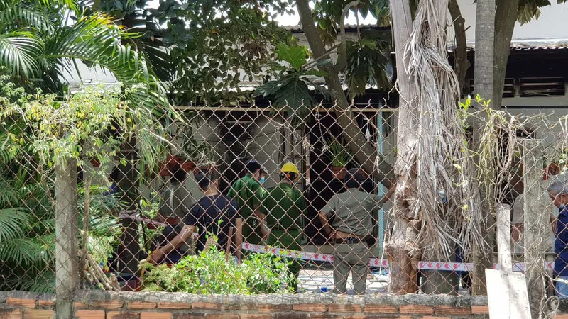 Công an phong toả khám nghiệm hiện trường. Ảnh: C.T