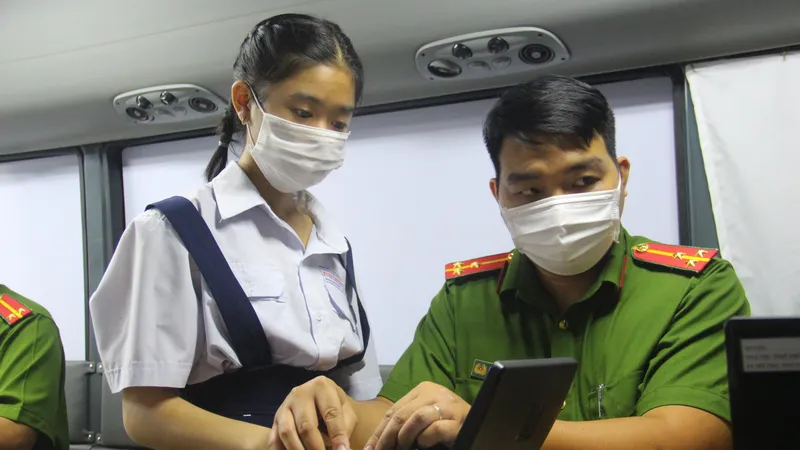 Người dân làm CCCD gắn chip ở TP Thủ Đức. Ảnh: CHÍ THẠCH 