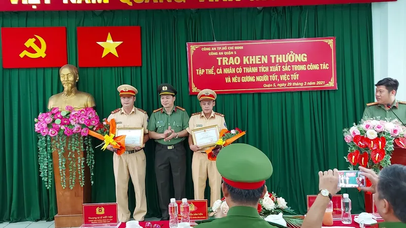 Khen thưởng 2 CSGT “mở đường” cho ô tô chở sản phụ đến bệnh viện