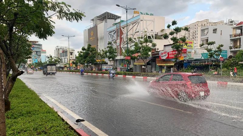 Mưa lớn kèm theo dông ở TPHCM