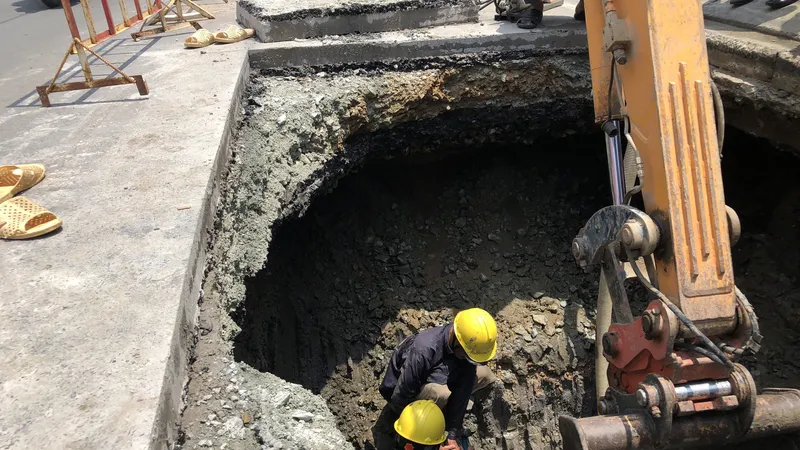"Hố tử thần” xuất hiện trên đường Huỳnh Tấn Phát, quận 7, TPHCM. Ảnh: C.T