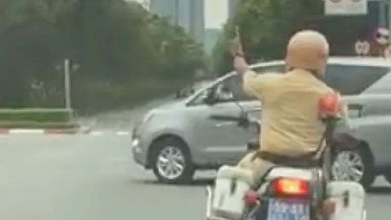CSGT TPHCM “mở đường” cho xe chở sản phụ đến bệnh viện