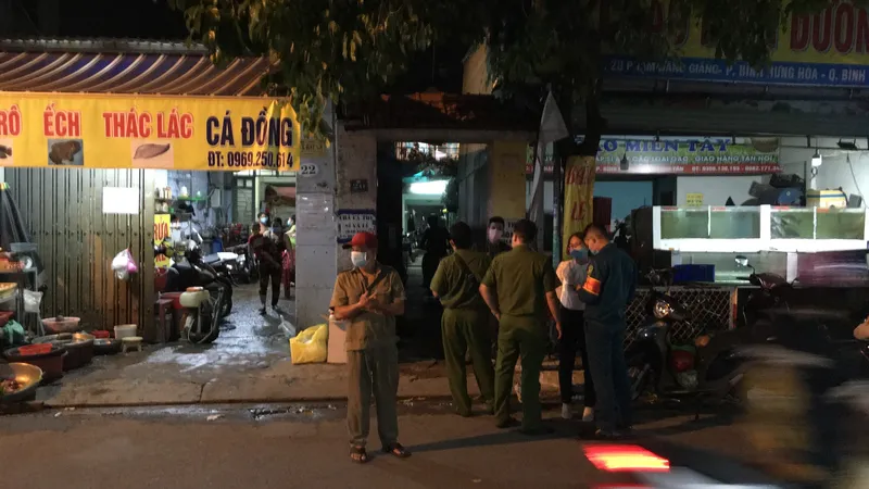 Công an phong toả con hẻm nơi có người nghi nhiễm Covid-19. Ảnh: CHÍ THẠCH 
