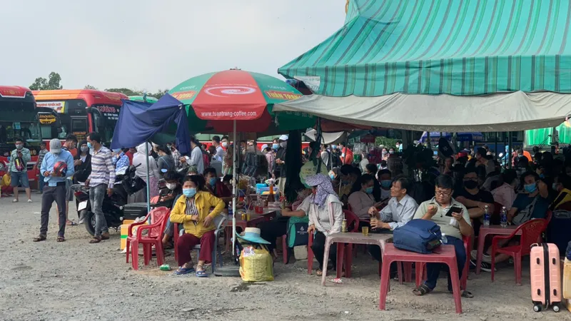 Tổ liên ngành kiểm tra với "bến xe cóc" 397 đường Đinh Bộ Lĩnh, quận Bình Thạnh. Ảnh: CHÍ THẠCH 