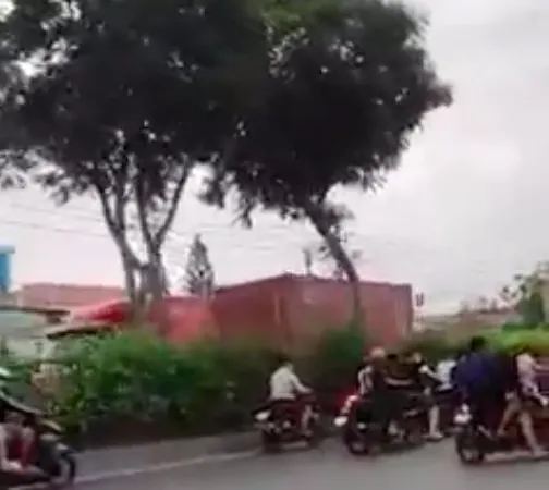 Hàng trăm “quái xế” lại chặn quốc lộ 22, huyện Hóc Môn để đua xe