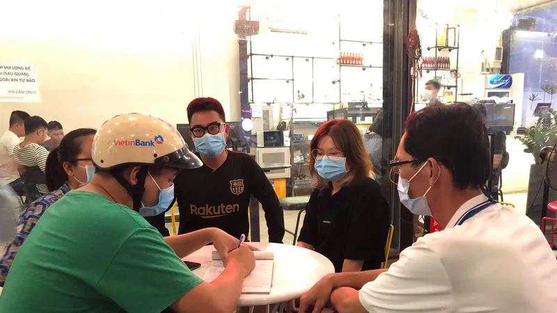 Lực lượng chức năng lập biên bản xử phạt nhiều người không đeo khẩu trang