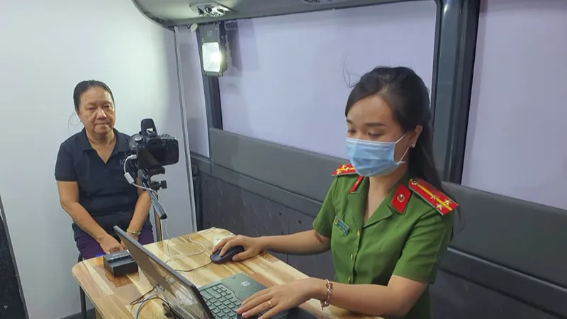 Lực lượng công an làm CCCD gắn chip cho người dân trên địa bàn TPHCM. Ảnh: C.T