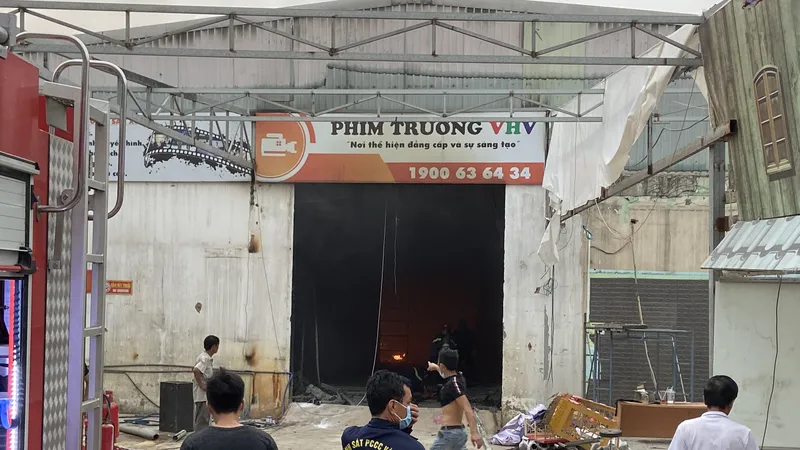 Lực lượng chức năng tại hiện trường vụ cháy