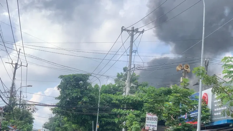 Khói bốc cao hàng chục mét 