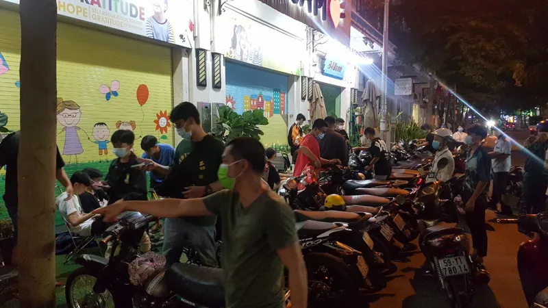 Nhiều quán cà phê, quán ăn vẫn còn tình trạng tụ tập đông người không đeo khẩu trang. Ảnh: CHÍ THẠCH 