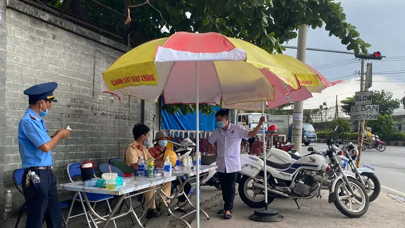 Chốt, trạm kiểm soát phòng, chống dịch Covid-19 ra vào TPHCM hoạt động cả thứ bảy, chủ nhật. Ảnh: CHÍ THẠCH 