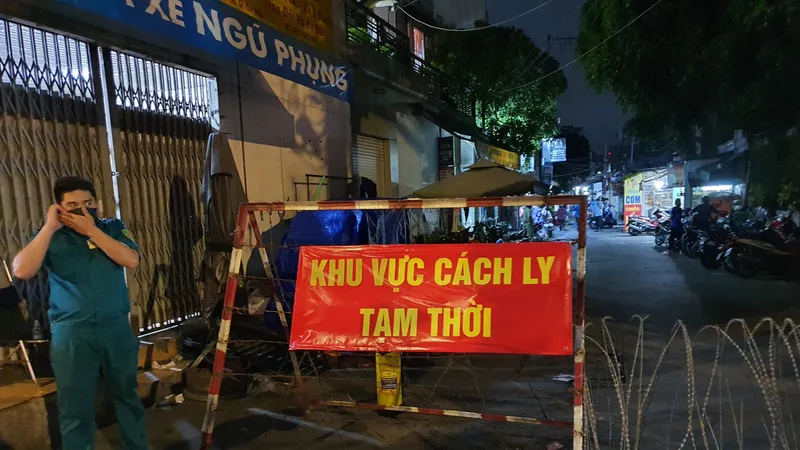 Phong tỏa con hẻm đường Quang Trung do có ca nghi mắc Covid-19. Ảnh: CHÂU TRỊNH 