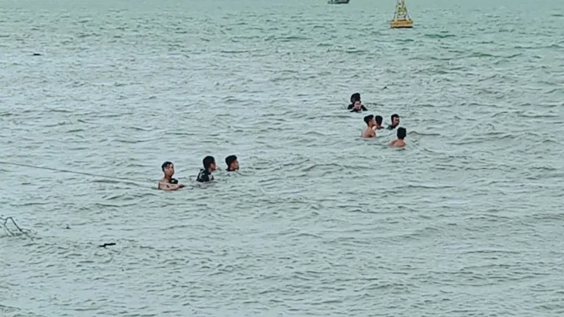 Thợ lặn tìm kiếm thi thể bé 2 tuổi mất tích ở sông Soài Rạp 