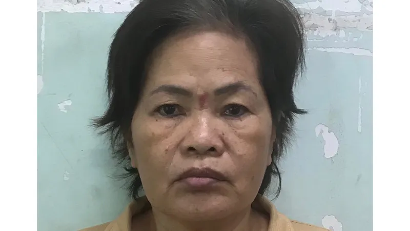 "Nữ quái" Tăng Thị Hương tại cơ quan công an. Ảnh: CHÍ THẠCH 