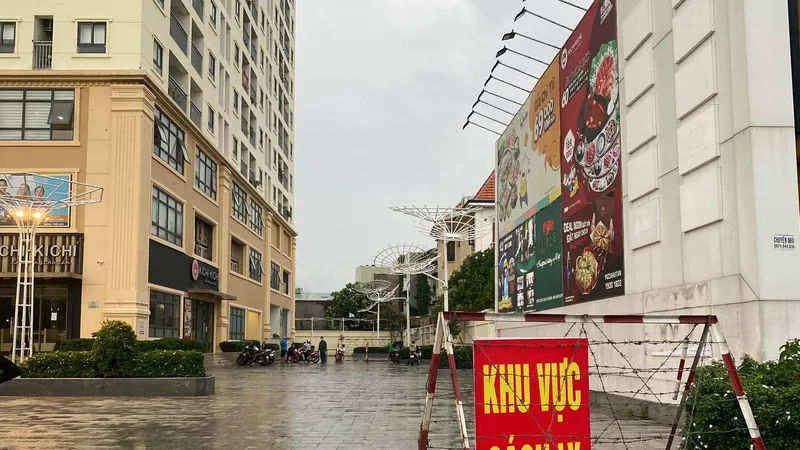 Phong toả chung cư Stown Thủ Đức do có ca nghi nhiễm Covid-19. Ảnh: CHÍ THẠCH 