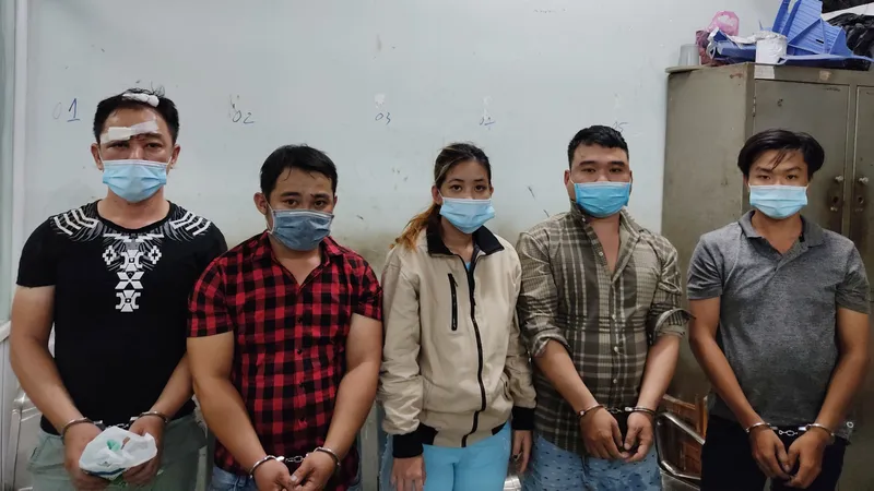 Nhóm đối tượng tại cơ quan công an. Ảnh: CHÍ THẠCH 