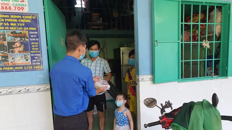 Phát cơm từ thiện cho bà con khó khăn ở phường Bình Chiểu, TP Thủ Đức. Ảnh: CHÍ THẠCH