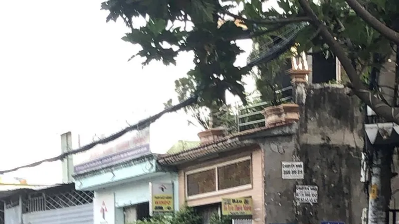 Lực lượng chức năng phong toả con hẻm 129 đường Tam Châu, khu phố 2, phường Tam Bình, TP Thủ Đức (TPHCM). Ảnh: CHÍ THẠCH 