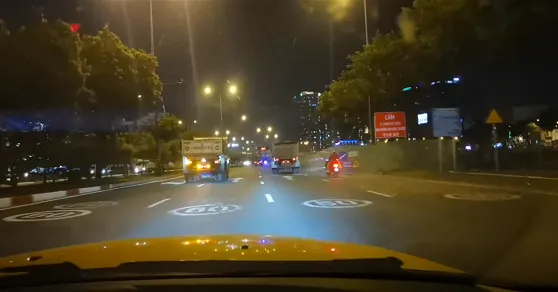 Hình ghi lại cảnh xe ben lưu thông tốc độ cao, gây náo loạn trên đường Võ Văn Kiệt vào đêm ngày 21-6