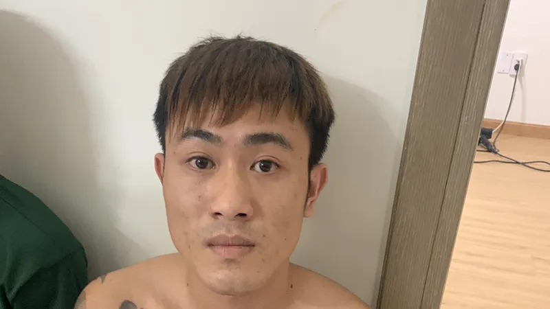 Đối tượng Kiên lúc bị bắt. Ảnh: CHÍ THẠCH 