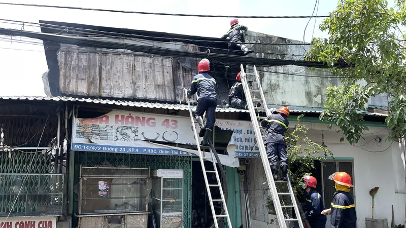 Lực lượng chức năng tại hiện trường. Ảnh: C.T