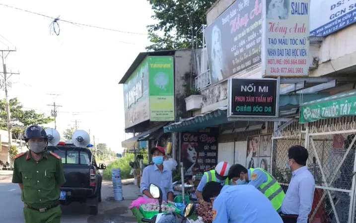 Lực lượng chức năng xử phạt nhiều trường hợp vi phạm Chủ thị 16 ở huyện Bình Chánh 