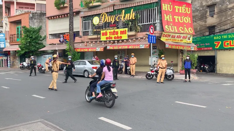 Công an quận Tân Bình làm việc với 1 trường hợp tham gia lưu thông trên địa bàn. Ảnh: CHÍ THẠCH 