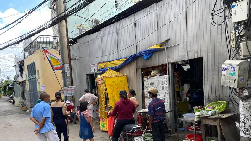 Người dân địa phương bàn tán xôn xao về vụ việc. Ảnh: CHÍ THẠCH 
