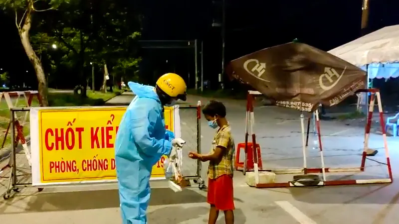 CSGT TPHCM đưa cháu bé thang thang về nhà trong đêm